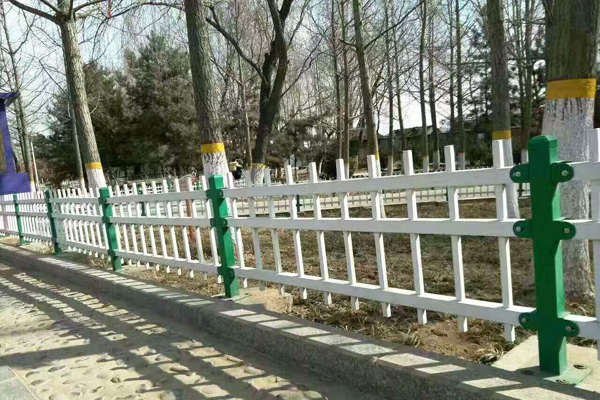 锌钢草坪护栏-1.jpg